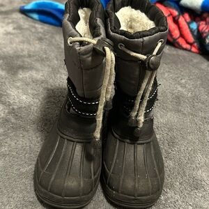 Kids size 11 snow boots gently used